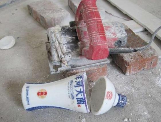 |邻居用白酒瓶做地漏，试了几次发现下水超快，最重要的还不反味！