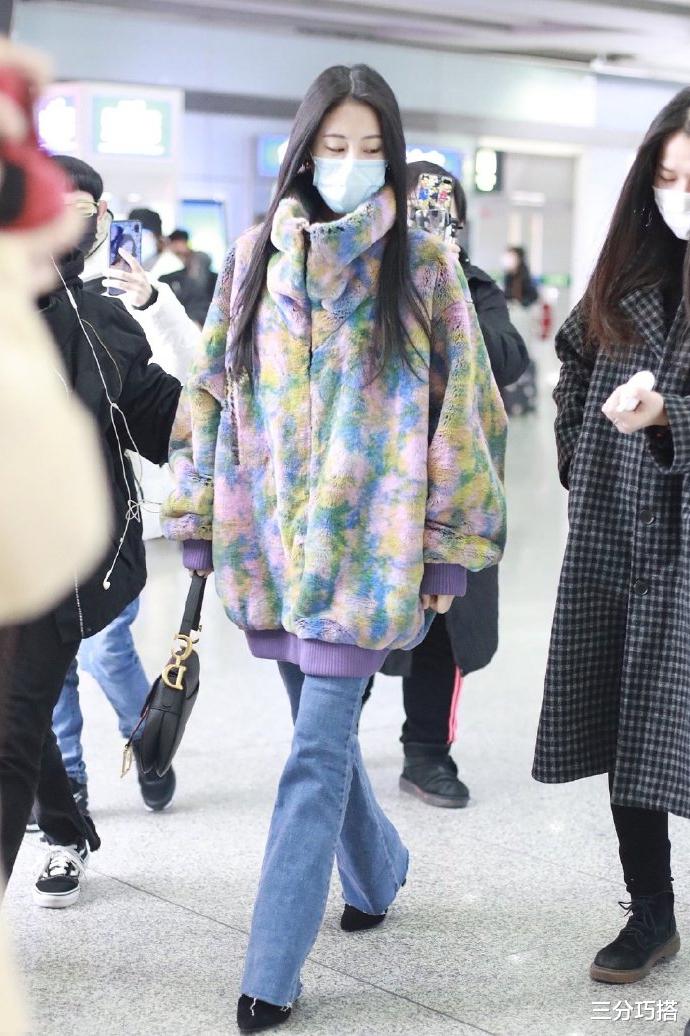 穿衣搭配|张碧晨真的不要再瘦了，这么窄的裤腿都填不满，衣服松垮不美观