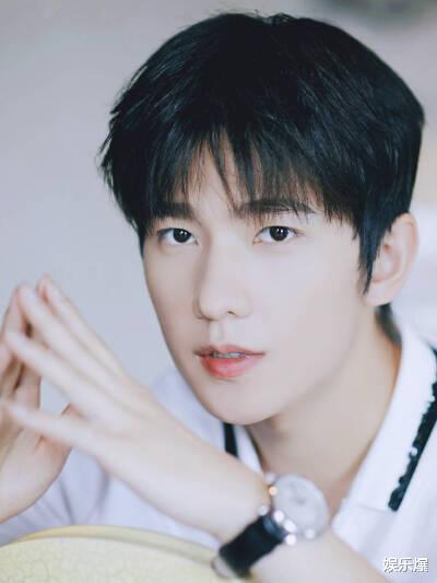 杨洋|杨洋《且试天下》造型翻车，衣领做成假两件，就连腰带也是印刷的