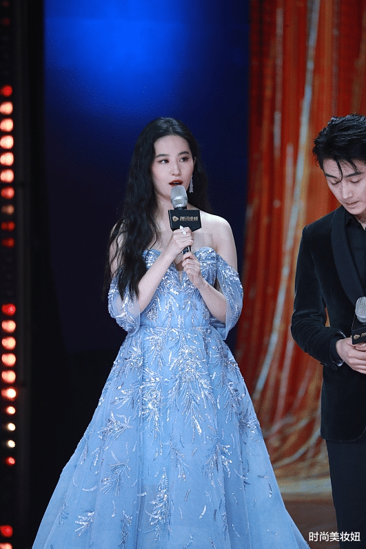 时尚美妆妞|刘亦菲难逃“中年发福”，身材圆润差点认不出，颈纹明显太真实