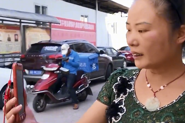 蓦然一牟 儿子18岁当爹，甩手将孩子丢给妈妈带，每月2000元抚养费也出不起