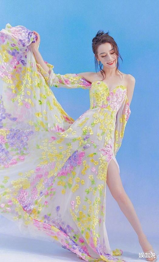芒果台|杨洋“心动”迪丽热巴，抹胸碎花长裙太迷人，铅笔腿才是亮点