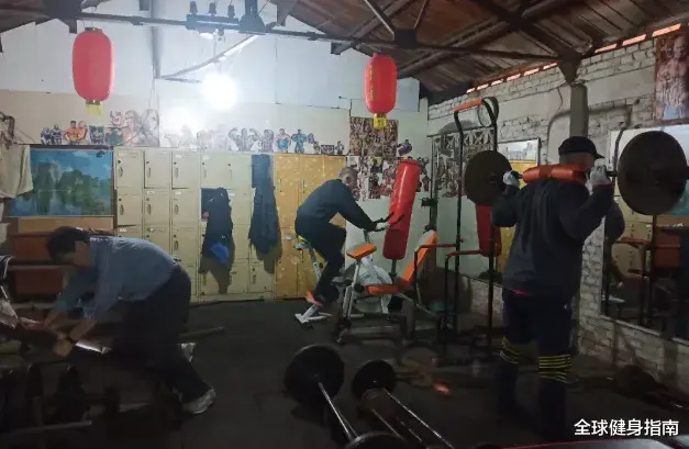 蔡徐坤|蔡徐坤“猛男照”霸屏热搜！肌肉线条引女粉丝舔屏！硬是把我看笑了...