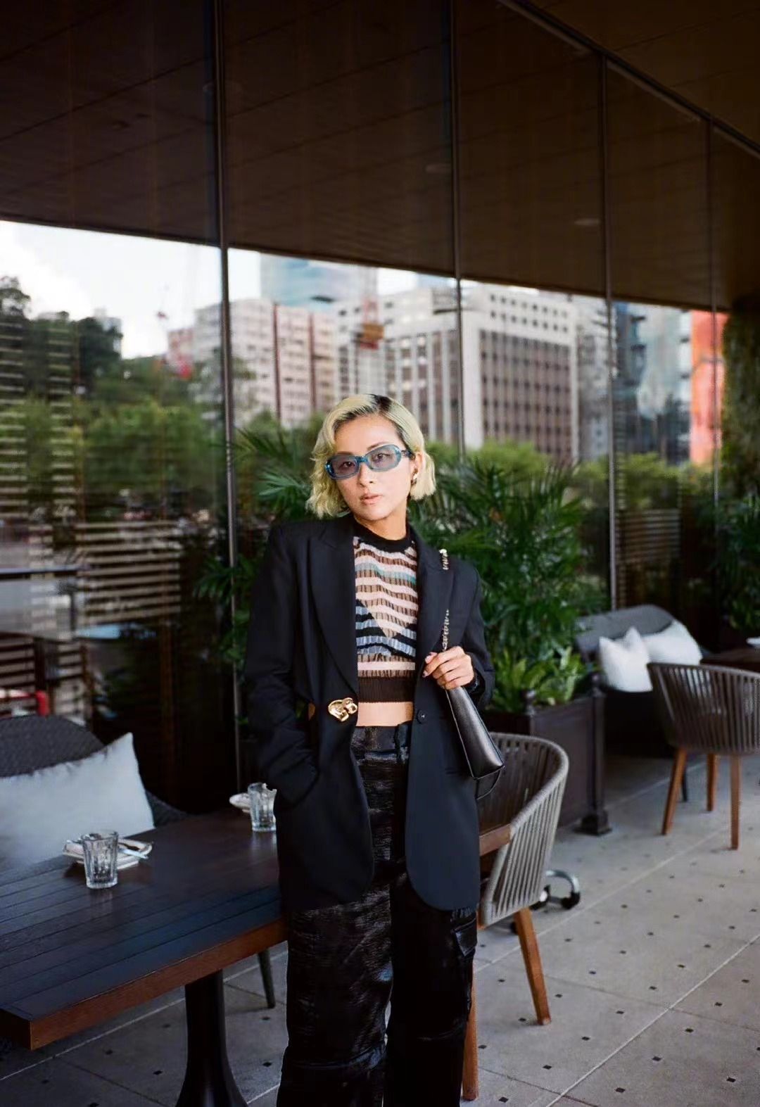 潮帮先生 陈奕迅老婆造型前卫，紫色齐刘海配厚底长靴，这时尚一般人追不上