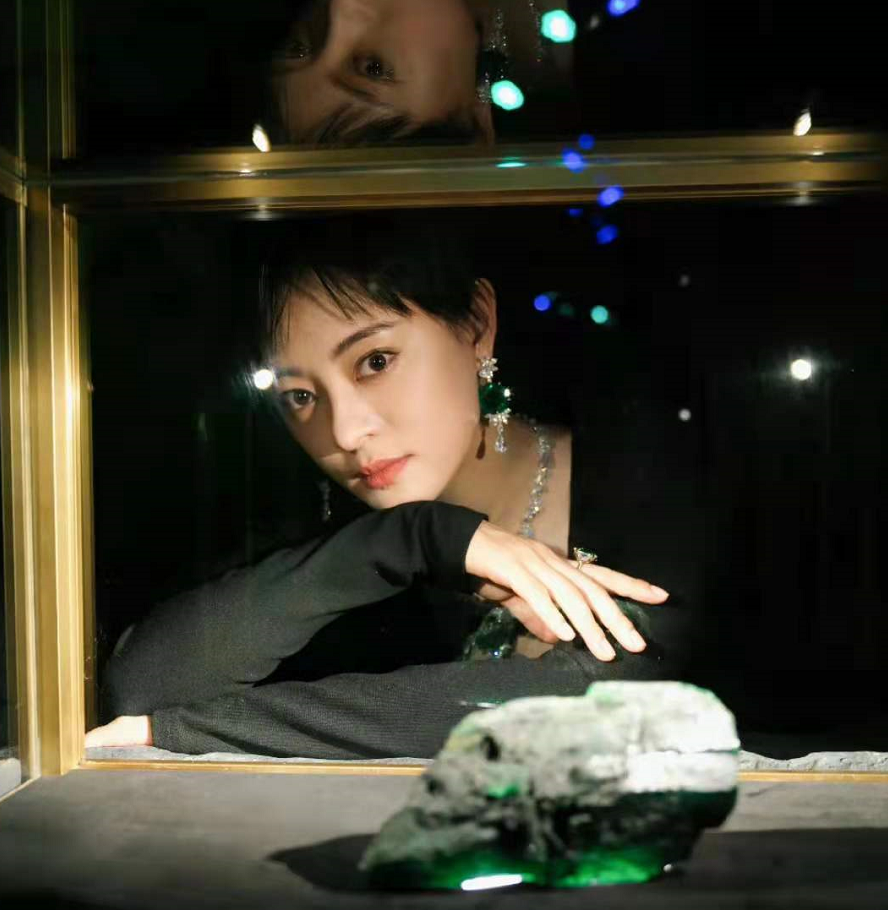 孙俪|孙俪一洗前耻新造型封神！穿深v黑礼服雍容大气变甄嬛，颜值开挂