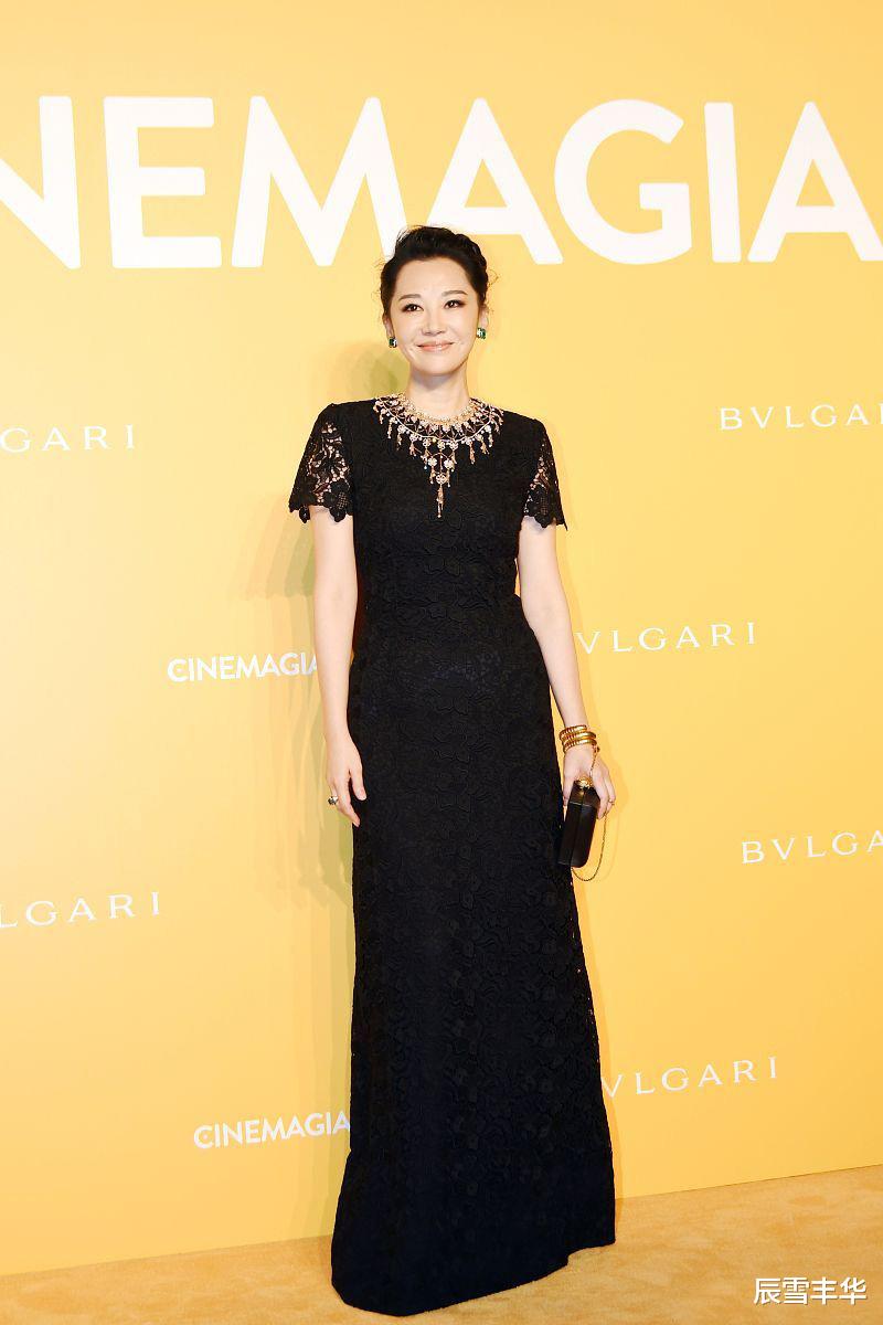 辰雪丰华 52岁的许晴状态也太好了！用贴身礼服裙包裹身材，宛如一条美人鱼