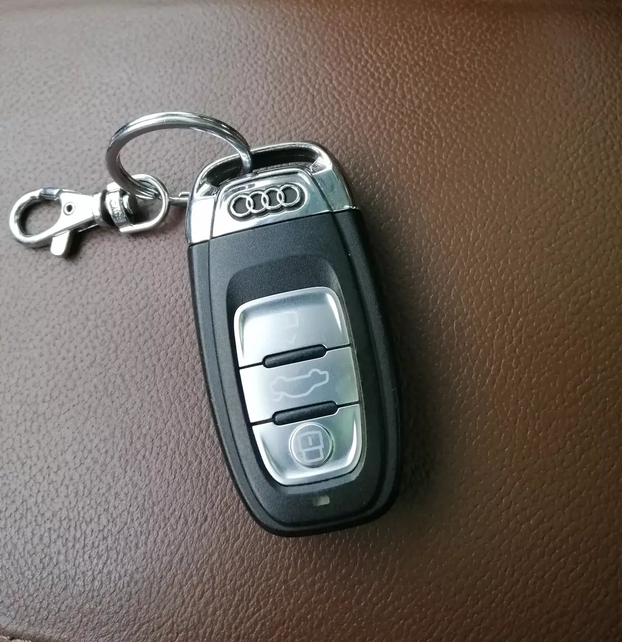 才哥讲社会 卡罗拉车主开起奥迪A6L是什么一种体验?