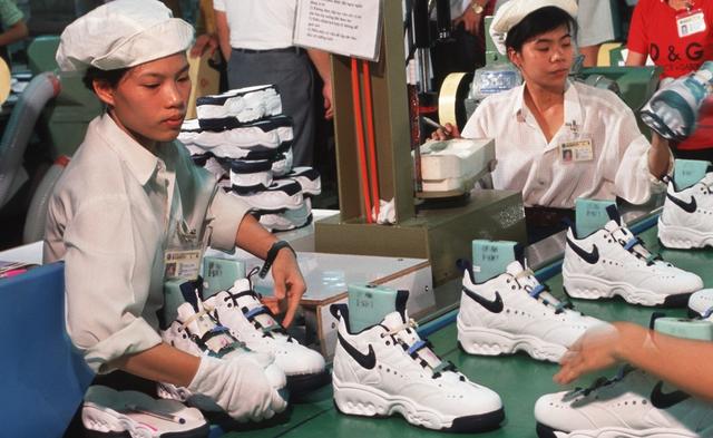 小朱聊育儿|疫情冲击越南制造厂!欧美巨头竞相搬回中国,被眼前一刻彻底震撼