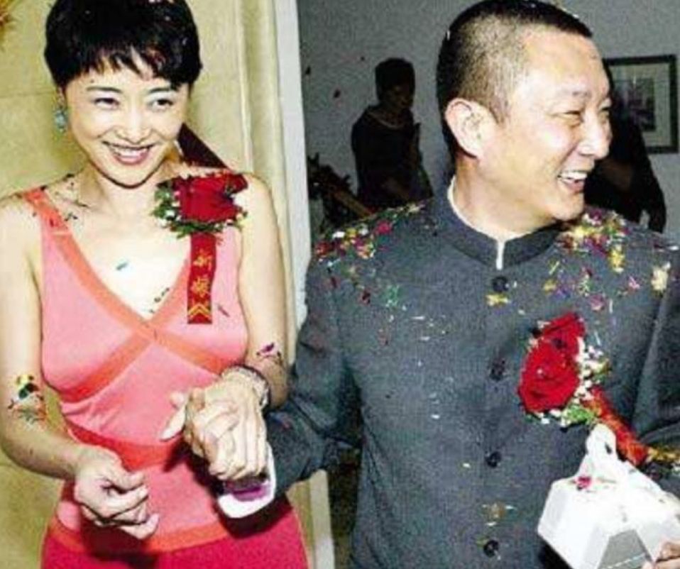 李小龙|刘琳：被大17岁名导抛弃后，相亲嫁平凡丈夫，39岁冒险顺产当妈妈