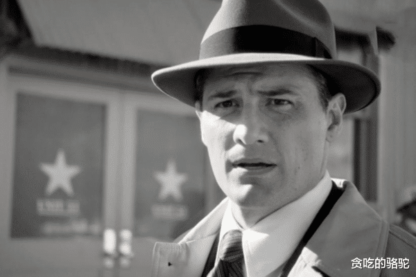 FBI 出身名牌大学的采花大盗，专门对单身女性下手，监狱差点困不住他