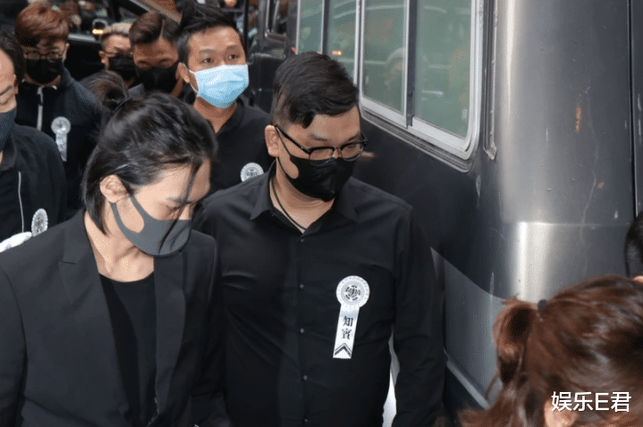 娱乐E君 吴孟达出殡,遗孀子女抵灵堂打点,火化后骨灰将被带回马来西亚