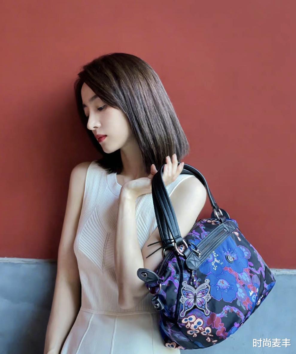 时尚麦丰|胡冰卿的侧脸轮廓线条真美,白色无袖连衣裙配马丁靴,腿长1米8