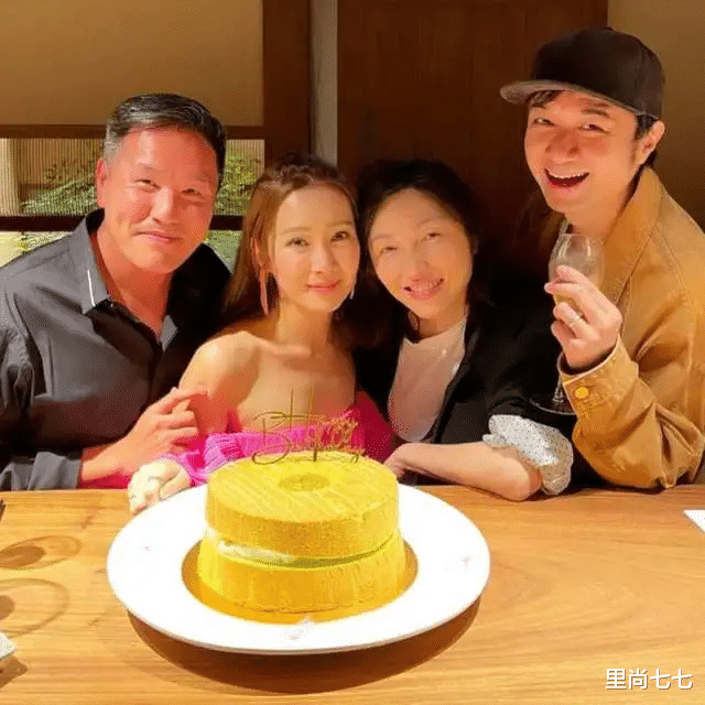 里尚七七|郑伊健夫妇罕现身圈内派对，没生娃的蒙嘉慧眼尾下垂，脸肿显老相