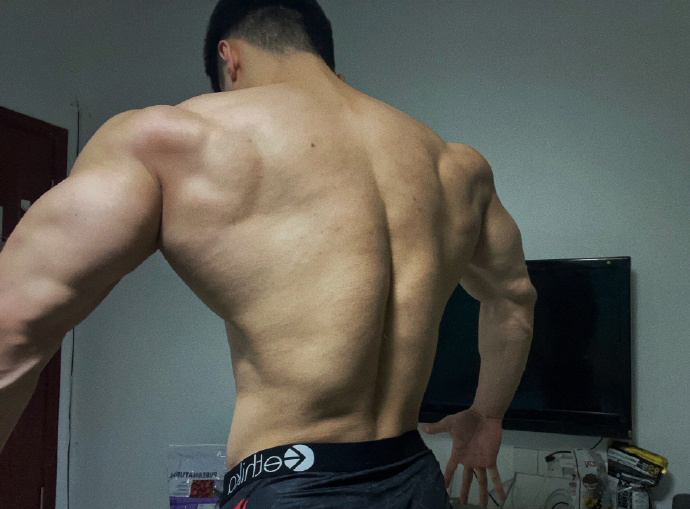 健身圈一哥|肌肉型男最爱深蹲，蹲开心了不想停，蹲不开心一组都不想做！