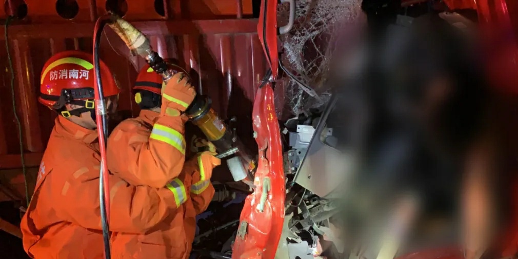 山阳老许 焦作市武陟南虹桥路口发生交通事故。两辆大货车相撞，一人被困......