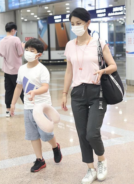 潮流前沿|胡可妈妈当得真称职！穿着简单朴素似路人，10岁安吉养得又高又壮