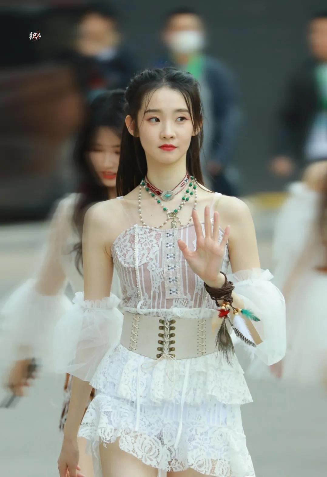 粉色|“小白兔”张艺凡的“黑化史”，娱乐圈就是个大染缸