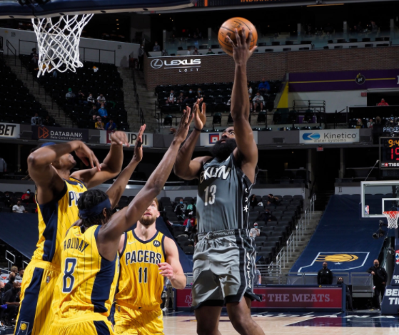 詹姆斯·哈登|团队！哈登仅差1篮板拿40+三双时，队友全部替老大挡人，杜兰特挥拳庆祝