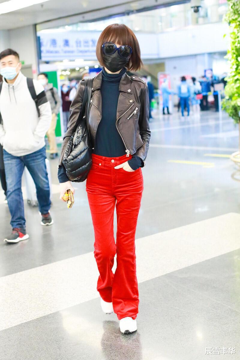 辰雪丰华|包文婧与女儿同框机场，穿白T配牛仔喇叭裤，休闲低调却很显年轻
