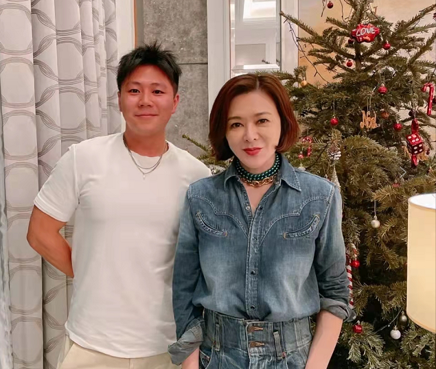 关之琳|59岁关之琳私下与友聚会！打扮帅气皱纹明显，戴两圈粗大珍珠项链