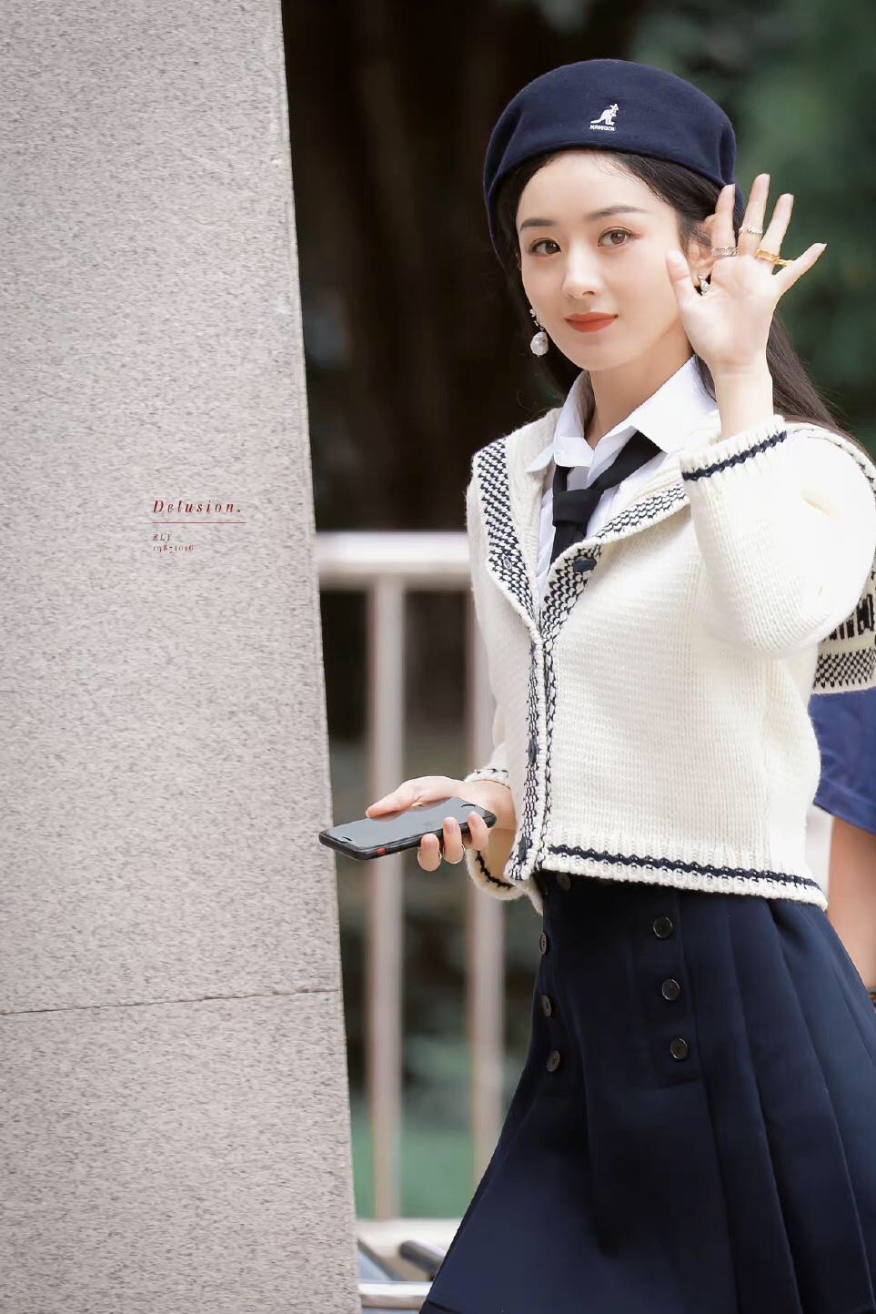 赵丽颖|赵丽颖现身李佳琦直播间，挑染蓝色长发搭配四枚钻戒，时髦吸睛。