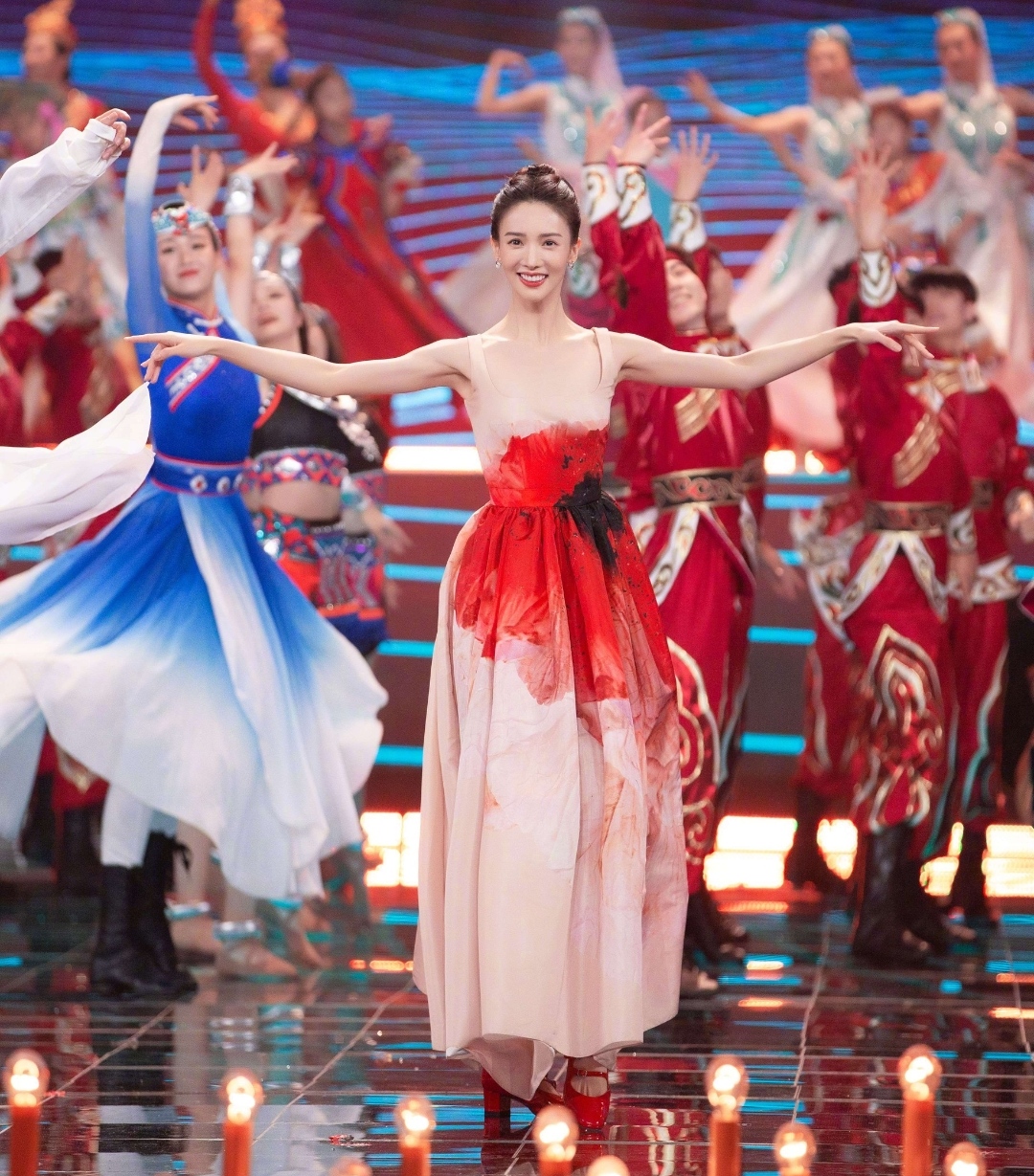 金晨|国庆晚会金晨跳民族舞，身上穿了件粉色长裙，腰上图案引发热议