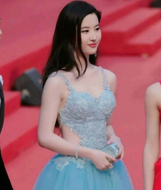 杨幂|娱圈女星露背照：刘亦菲清纯，杨幂妩媚，却都输给了穿衣最多的她