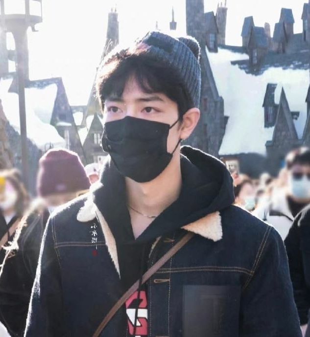 肖战|肖战打卡环球影城,请粉丝吃冰棍,同款手套被卖断货