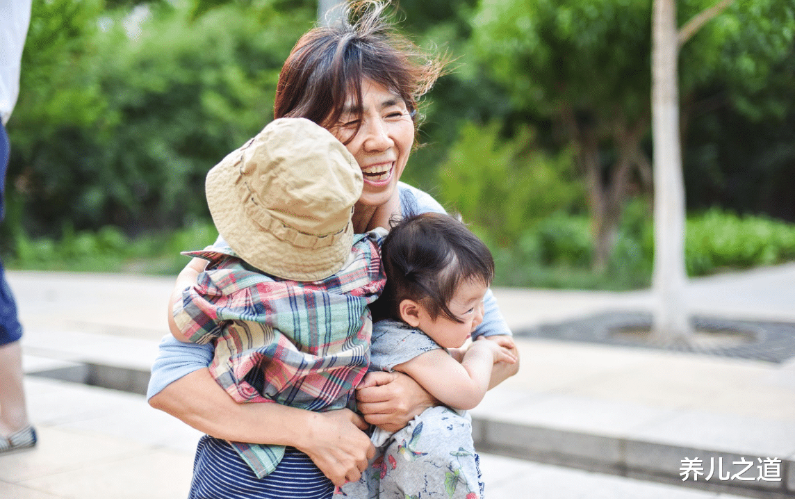 养儿之道|三岁前的宝宝经常和老人睡,现在看不到的伤害,等娃长大就会暴露