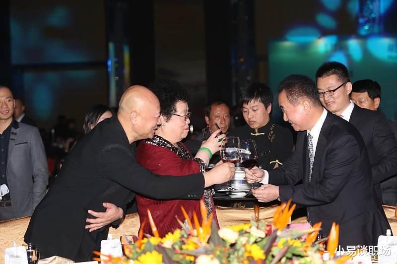 西安交通大学|【职场情商】与领导和客户一起吃饭，该先敬谁呢？