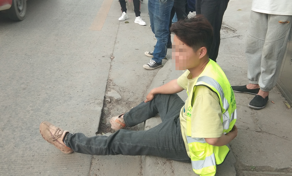 半岛晨报 真相大反转!声称“让车”被撞翻,行车记录仪视频秒打脸