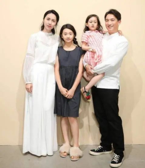 鲍蕾|鲍蕾晒带娃日常，12岁贝儿弹吉他有模有样，妹妹在镜头前捣乱