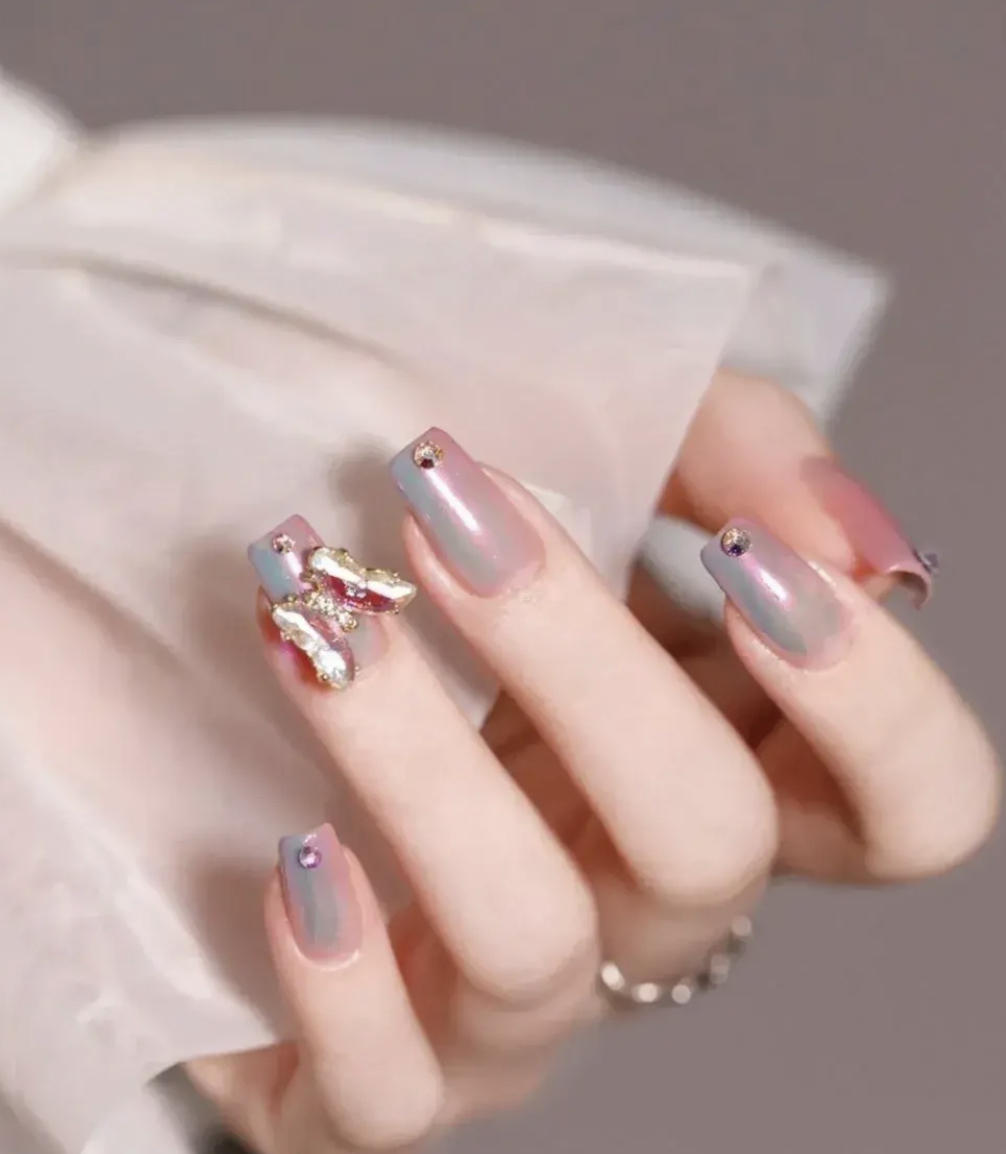 郭碧婷|郭碧婷越来越高调，连指甲上都挂满金链子，一看就是不用干活的人