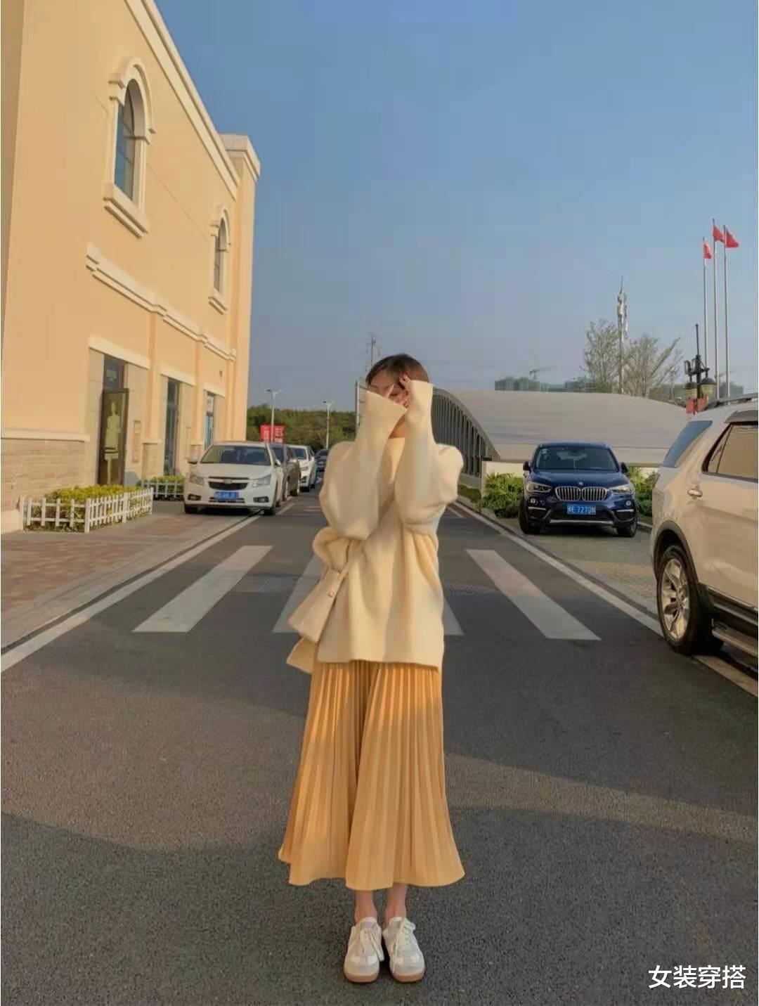 女装穿搭|百褶长裙搭配什么上衣和鞋子