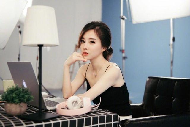 冯提莫|冯提莫为何不穿黑丝袜？看到她早期的照片，似乎明白了什么