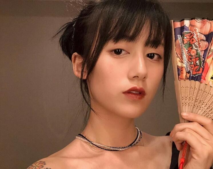 李诞|家挂“东亚病夫”，李诞带货女性内衣，被官媒点名批评：低俗！