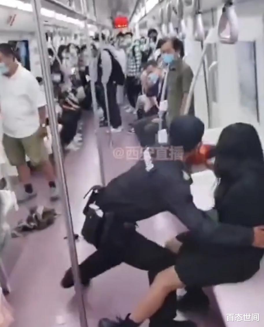 保安 女乘客地铁与人争执被保安强行拖出车厢扯坏衣服，西安地铁回应