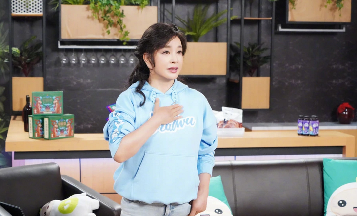 柯以敏|刘晓庆花甲之年不服老，穿搭显少女，确定是个66岁的人？