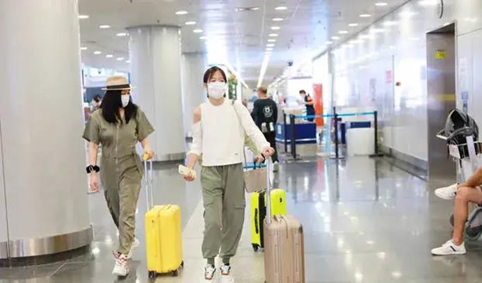 方脸妹说时尚|钟丽缇携女走机场罕见不同框，穿连体裤抢镜，长女身高逆袭大变样