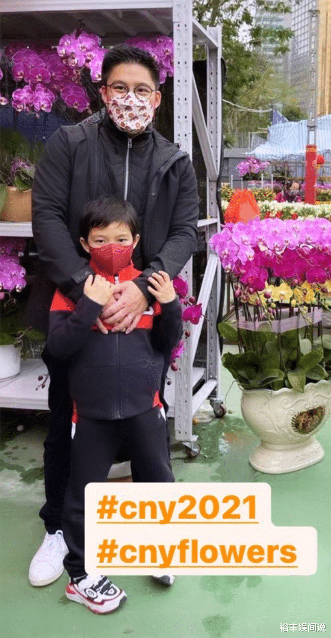 郭晶晶|霍启刚仨儿女正面照曝光！一家五口逛花市，郭晶晶穿长筒靴好靓丽