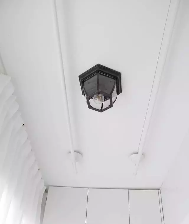 全屋大白墙,造型、吊顶也很少,一进屋却把我迷住