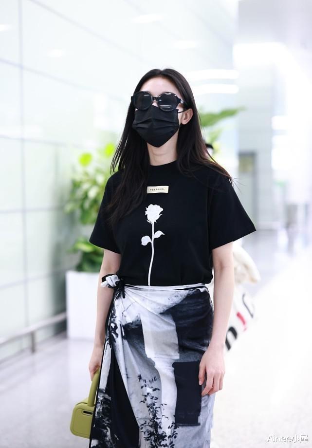 Ainee小屋|张俪这次有点减分了，T恤配围裹裙暴露H型身材，好在印花挺艺术