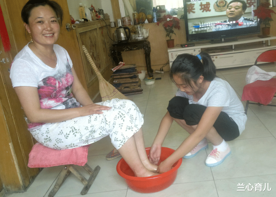 兰心育儿|妈妈带着两个孩子,却只买得起一碗米线,老板的话让人沉默