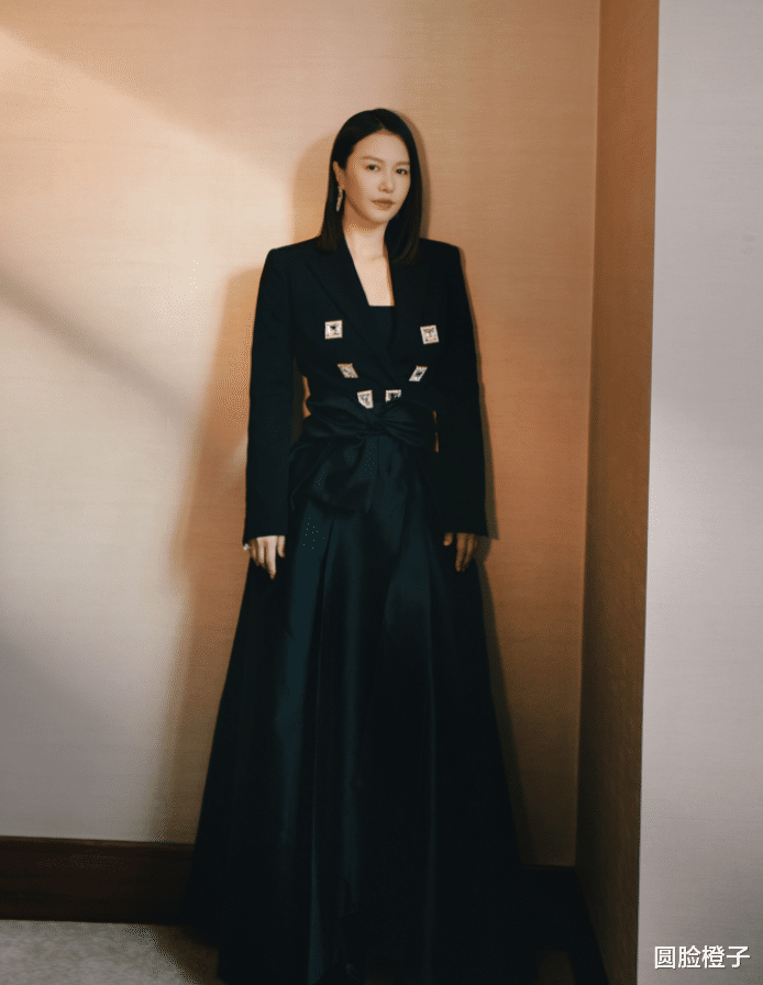 穿衣搭配 谭维维“超女”变“霸女”，穿大红色羽绒衣也掩盖不住好身材，一头短发干净利落