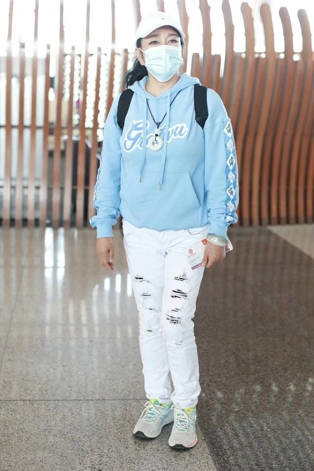 全球时尚号 刘晓庆精神状态真好，穿运动卫衣走元气少女风，破洞牛仔挺时髦