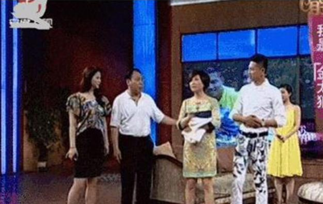 王雷|王雷母亲上节目，太年轻让主持人当场愣住，王爸救场：这是他亲妈