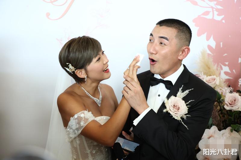 TVB男星洪永城迎雙喜臨門，婚禮上宣佈妻子懷孕四月，相戀三年在廁所求婚-圖7
