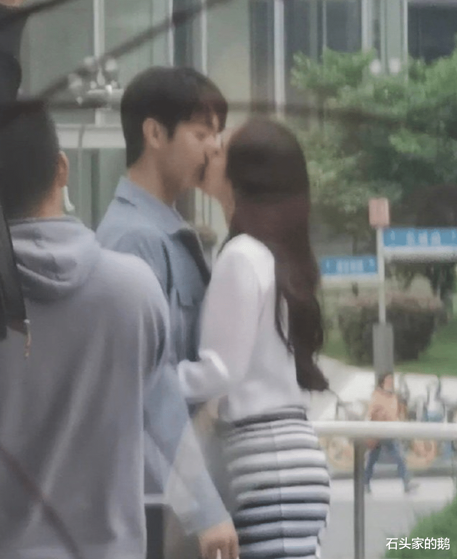 杨幂|杨幂和许凯拍吻戏，两人多次笑场，结束后许凯三次拿纸擦嘴。