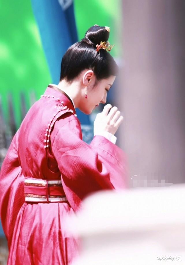 任嘉伦|迪丽热巴新剧路透来了：穿红衣展现侧颜杀，90花古装不再显老气