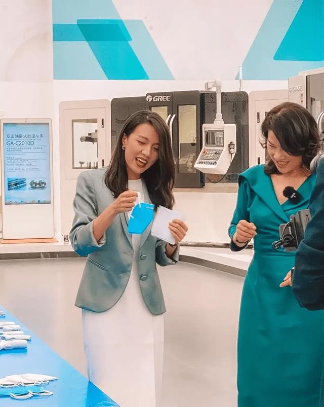 穿衣搭配|被董明珠惊艳了！穿蓝色修身裙知性又有曲线，这身材阿姨辈很少见